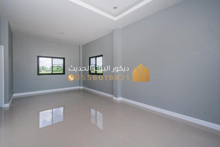 مقاول دهانات يطبق طلاء على جدار في الرياض