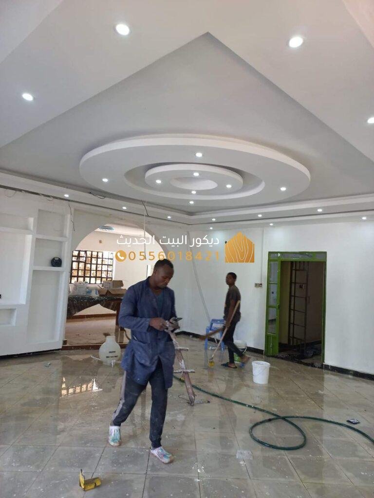 معلم دهانات الرياض أثناء العمل