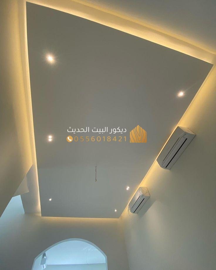 مقاول يعمل على تصميم سقف جبس بورد بالرياض