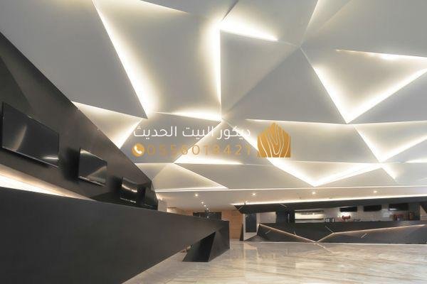 تصميم صالة مع إضاءة ذكية وأسقف جبسية