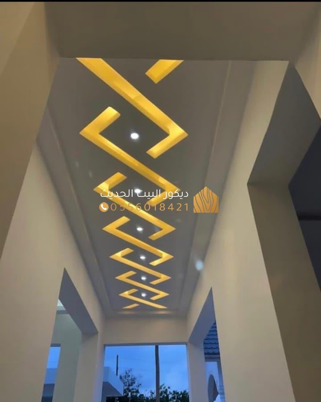 تصميم مدخل المنزل مع ديكور عصري وألوان فاتحة
