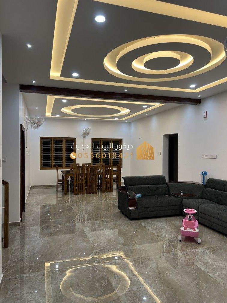 معلم ديكورات بالرياض أثناء تنفيذ تصميم داخلي